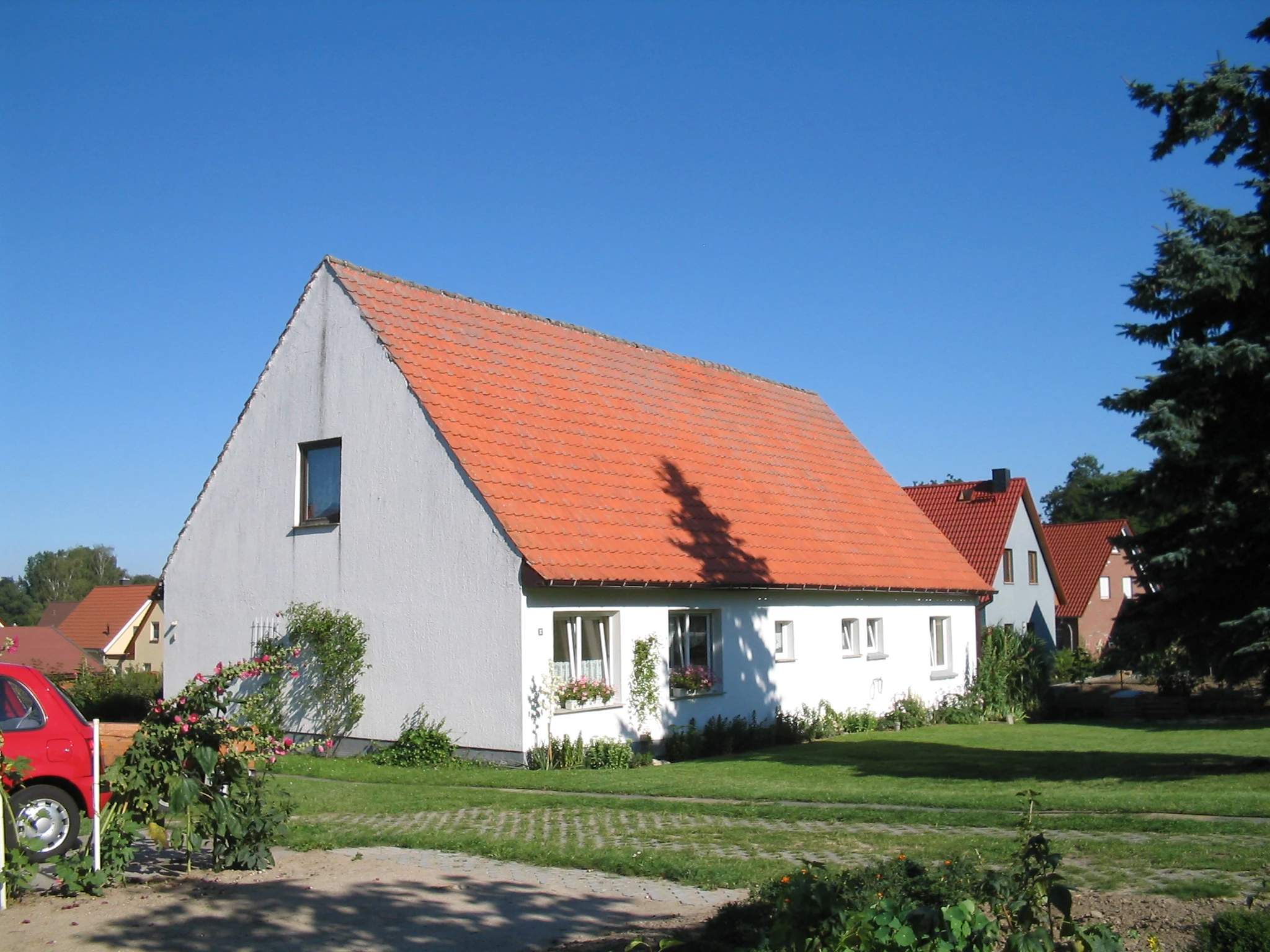 Doppelhaus mit sechs Baugrundstücken