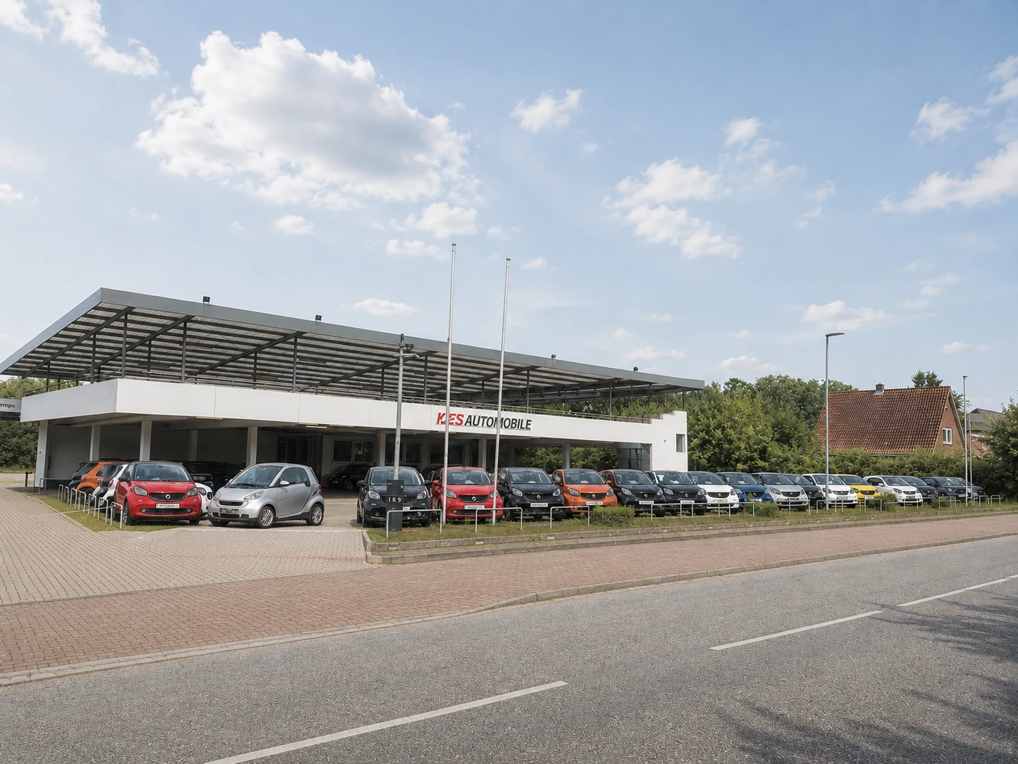 Autoverkaufsplatz an Hauptverkehrsstraße in Norderstedt