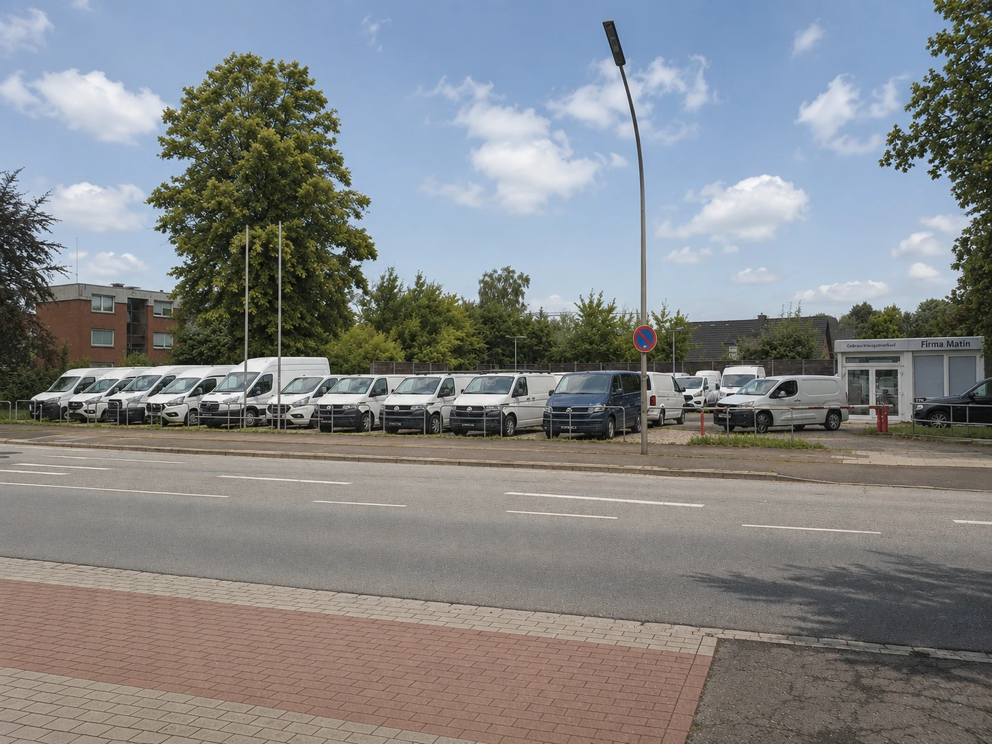 Autoverkaufsplatz an Hauptverkehrsstraße in Norderstedt